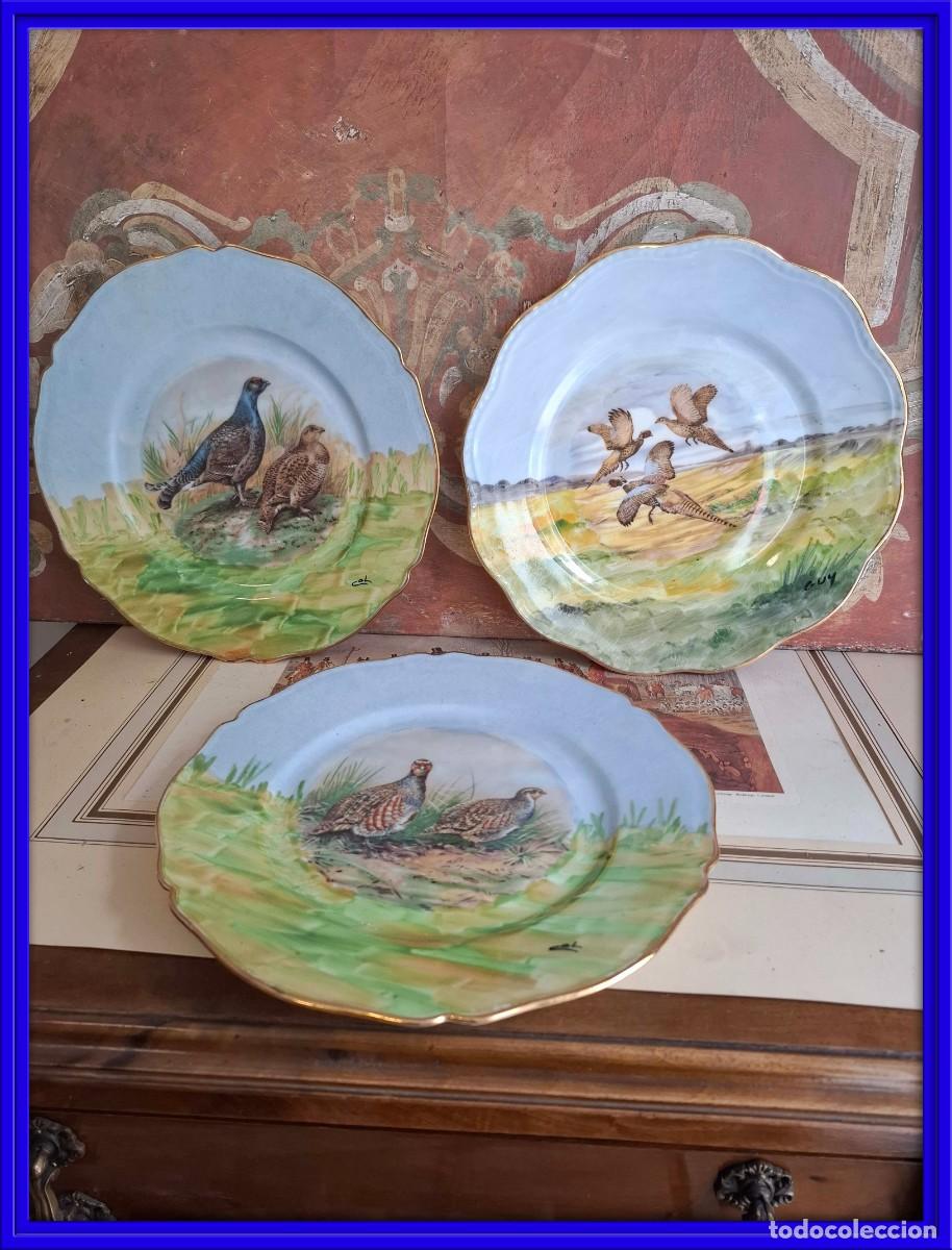 Antig&uuml;edades: CONJUNTO DE TRES PLATOS DE PORCELANA DE LIMOGES PINTADOS A MANO