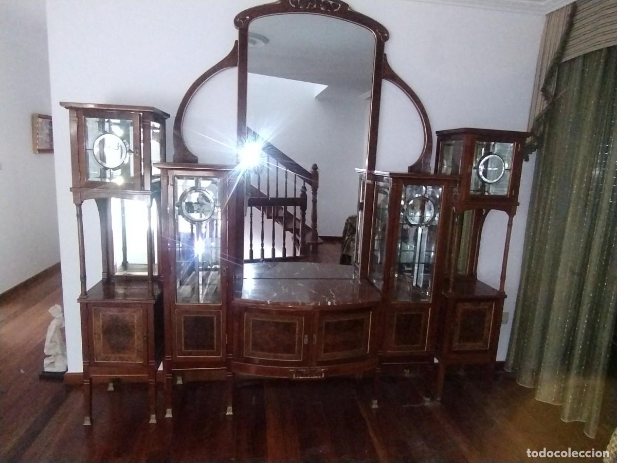 Antig&uuml;edades: Aparador vitrina de estilo modernista (Art Nouveau) o tardo-modernista.