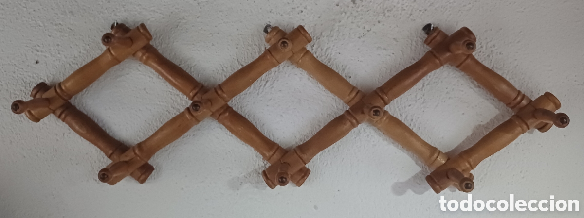 Antig&uuml;edades: Antiguo perchero plegable de madera estilo rustico - Foto 1