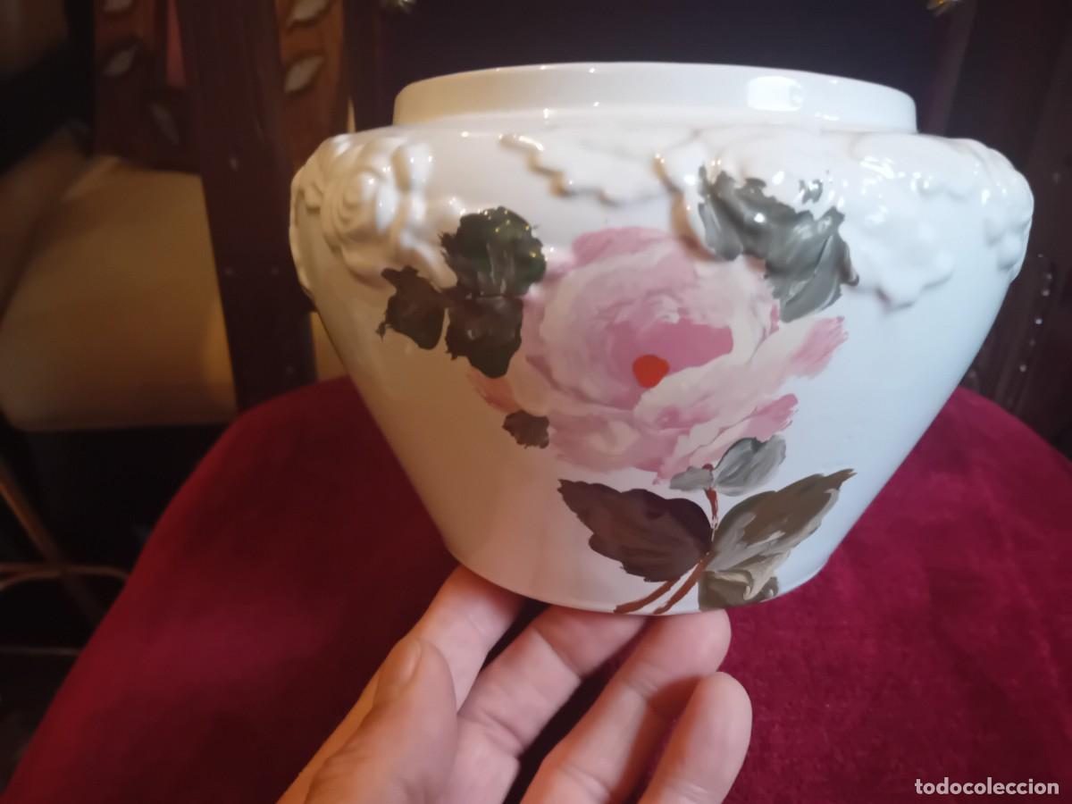 Antiques: Centro de porcelana con rosa pintada a mano y greca alrededor de rosas en relieve