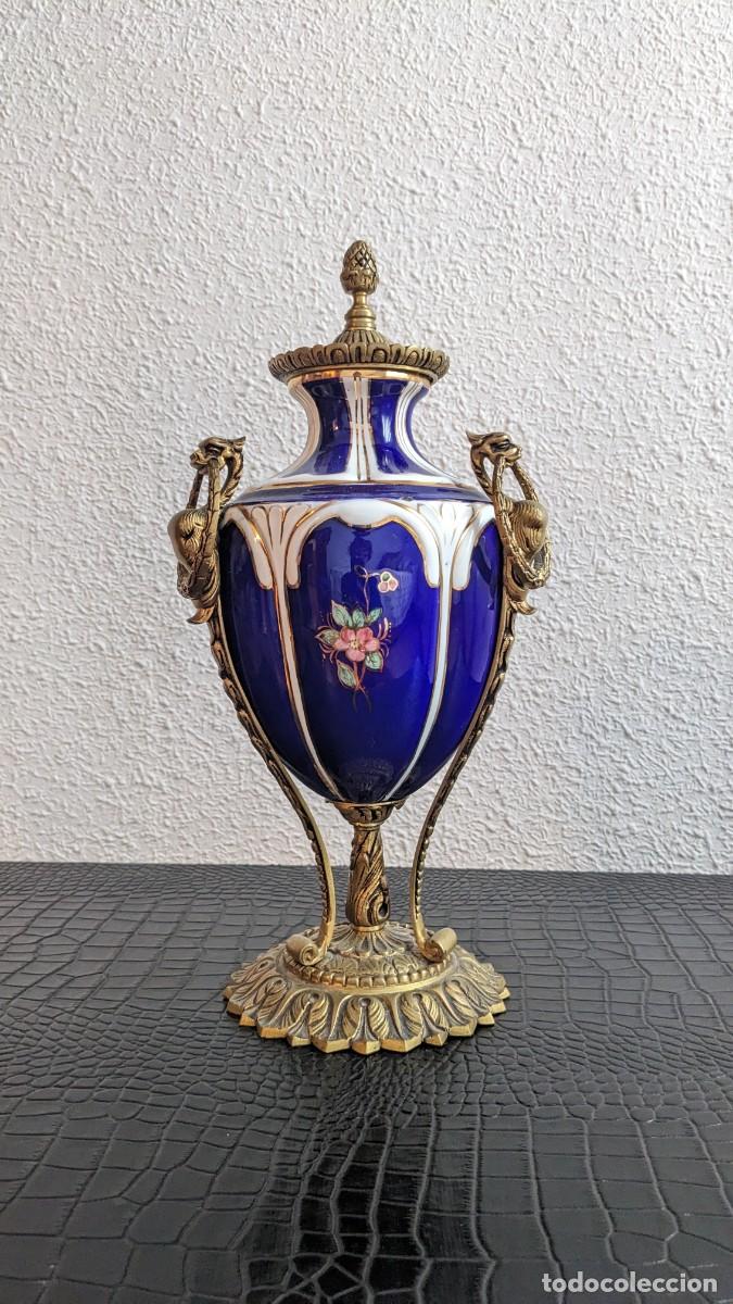 Antig&uuml;edades: Jarr&oacute;n ornamental estilo S&egrave;vres azul