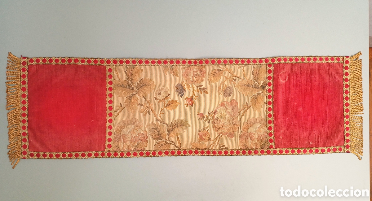Antig&uuml;edades: Pa&ntilde;o / Cubre-atril cl&aacute;sico en terciopelo rojo y brocado floral