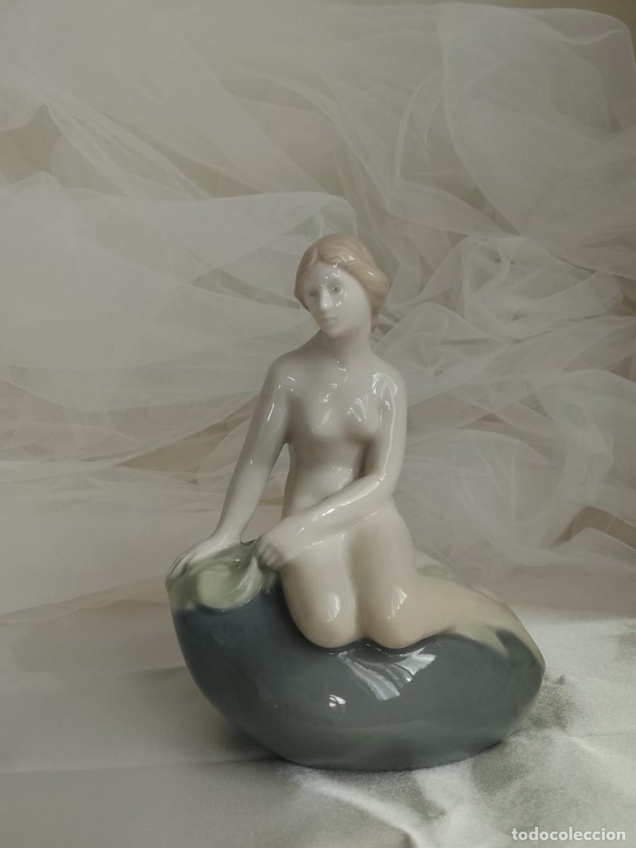 Antig&uuml;edades: Edvard Eriksen &rdquo;La Sirenita&rdquo; &mdash; Figura de Porcelana Vintage Firmada por el Escultor de Copenhague