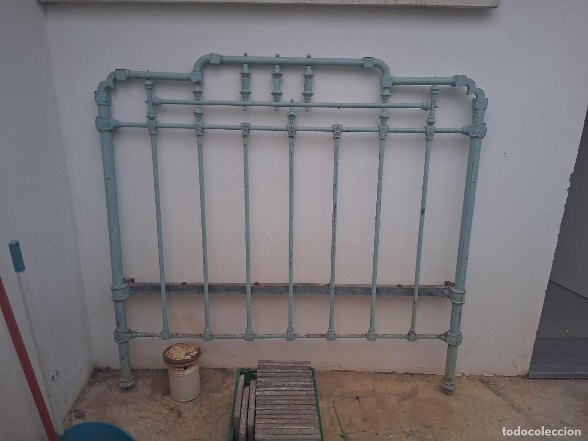 Antiquit&eacute;s: Cabecero de cama antiguo de hierro metal con adornos de laton o bronce y forja