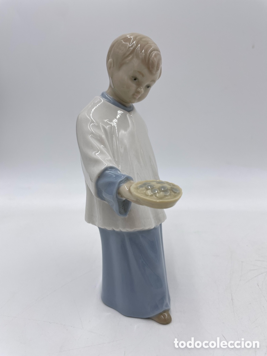 Antig&uuml;edades: Antigua Figura Monaguillo recogiendo limosna. porcelana el Rosal. Lladro primera epoca.