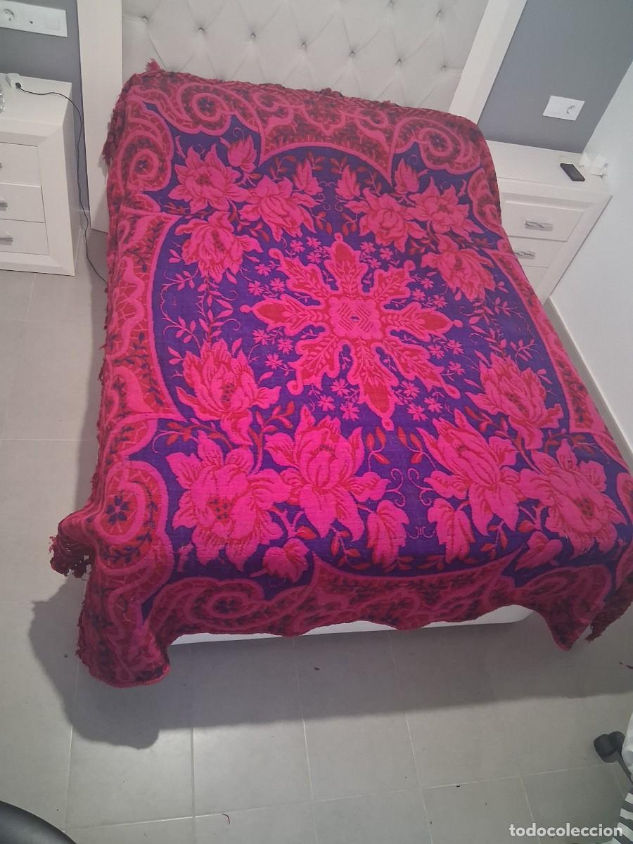 Antig&uuml;edades: Colcha de lana estilo vintage manta cubrecama lorquina de tonos morados y rosas con dise&ntilde;o floral