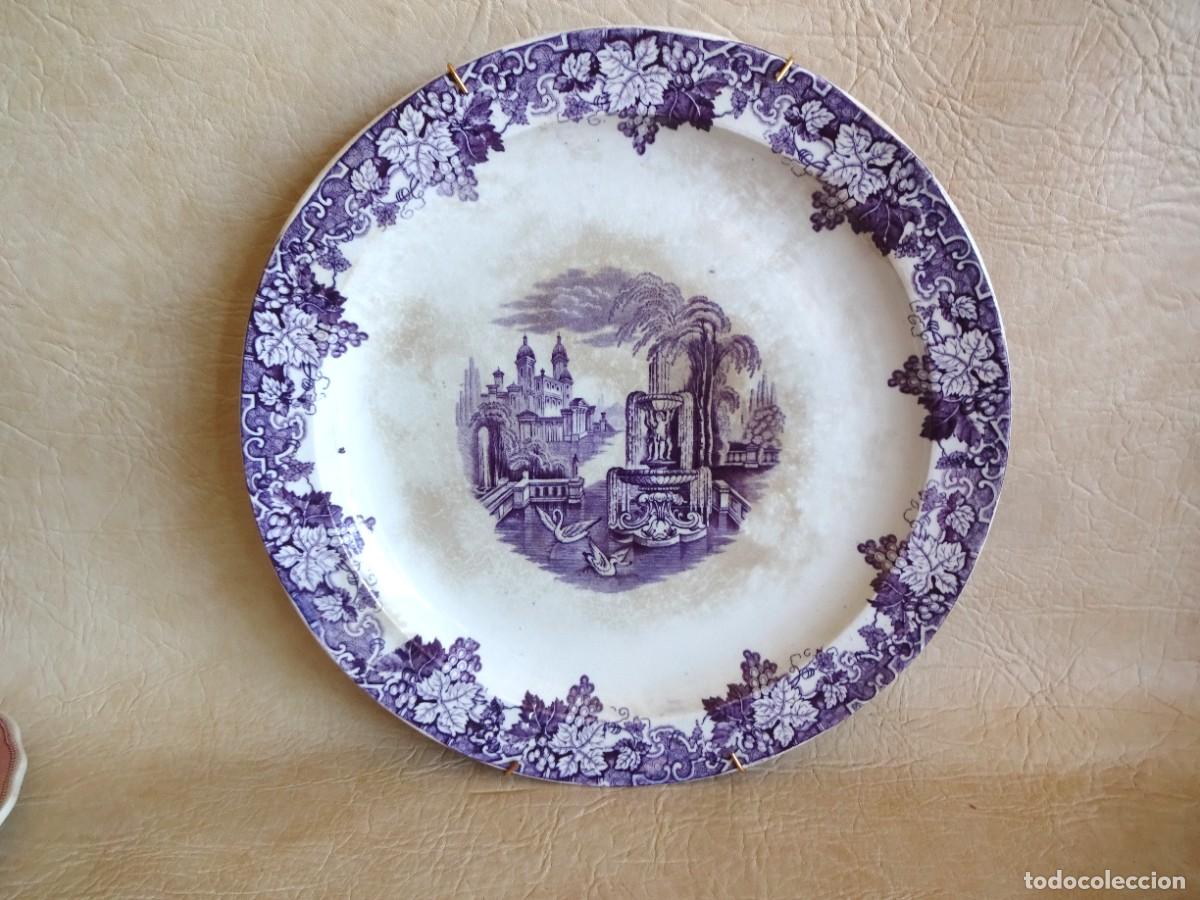 Antig&uuml;edades: antigua y gran fuente circular pickman la cartuja sevilla siglo XIX 34 cm serie uvas morado