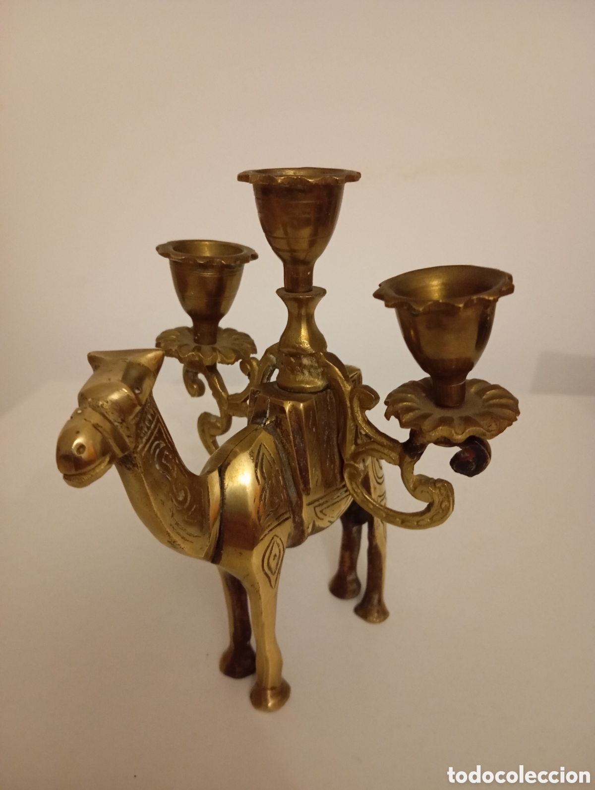 Antiguidades: Antiguo candelabro de lat&oacute;n
