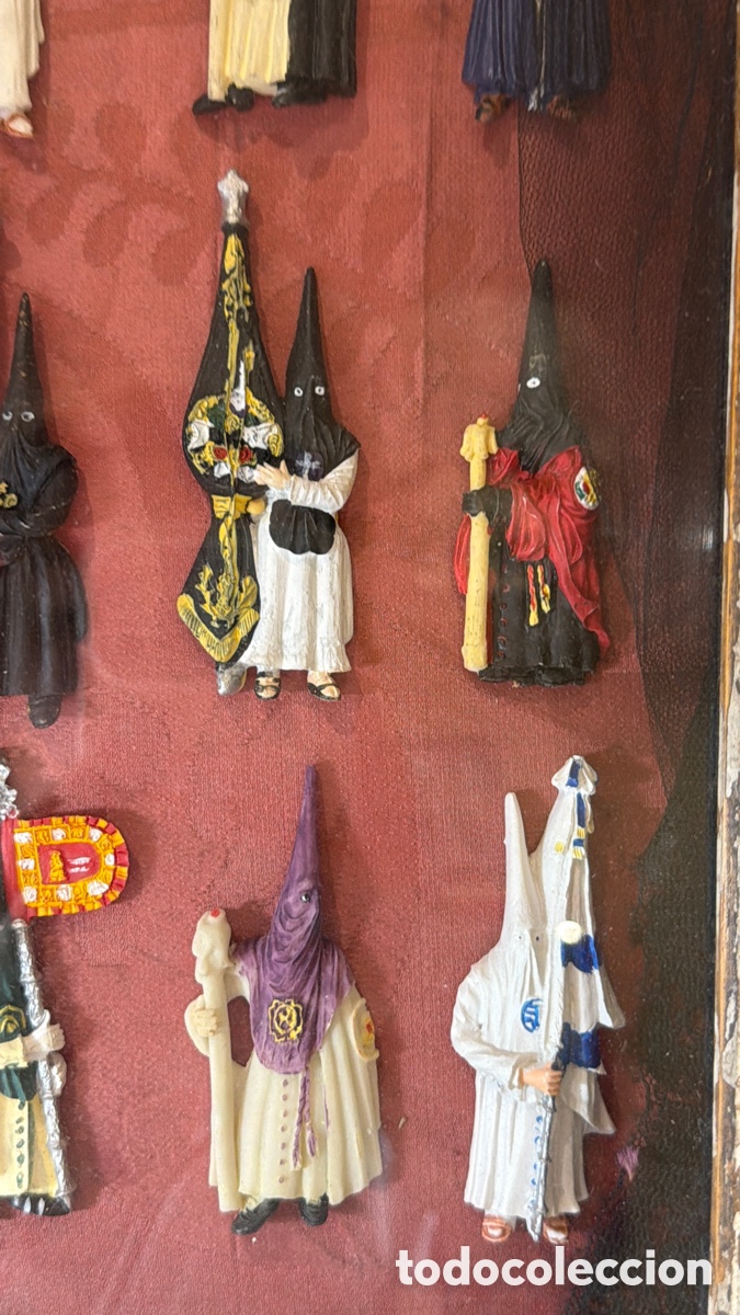 Antiguidades: Vitrina cofrad&iacute;as nazarenos penitentes. Semana Santa Sevilla