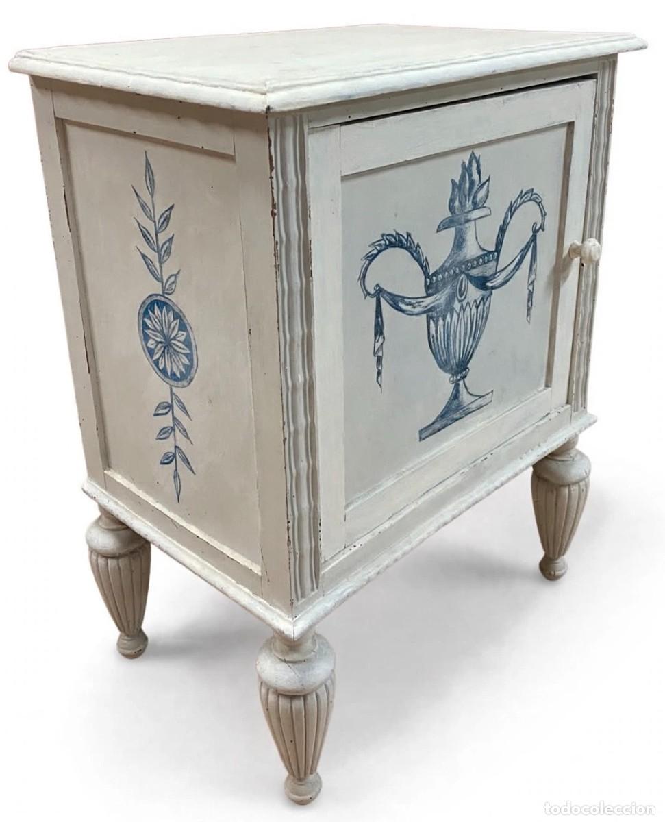 Antiques: Antiguo mueble auxiliar, mesilla estilo gustaviano con motivos cl&aacute;sicos. 70x54x35