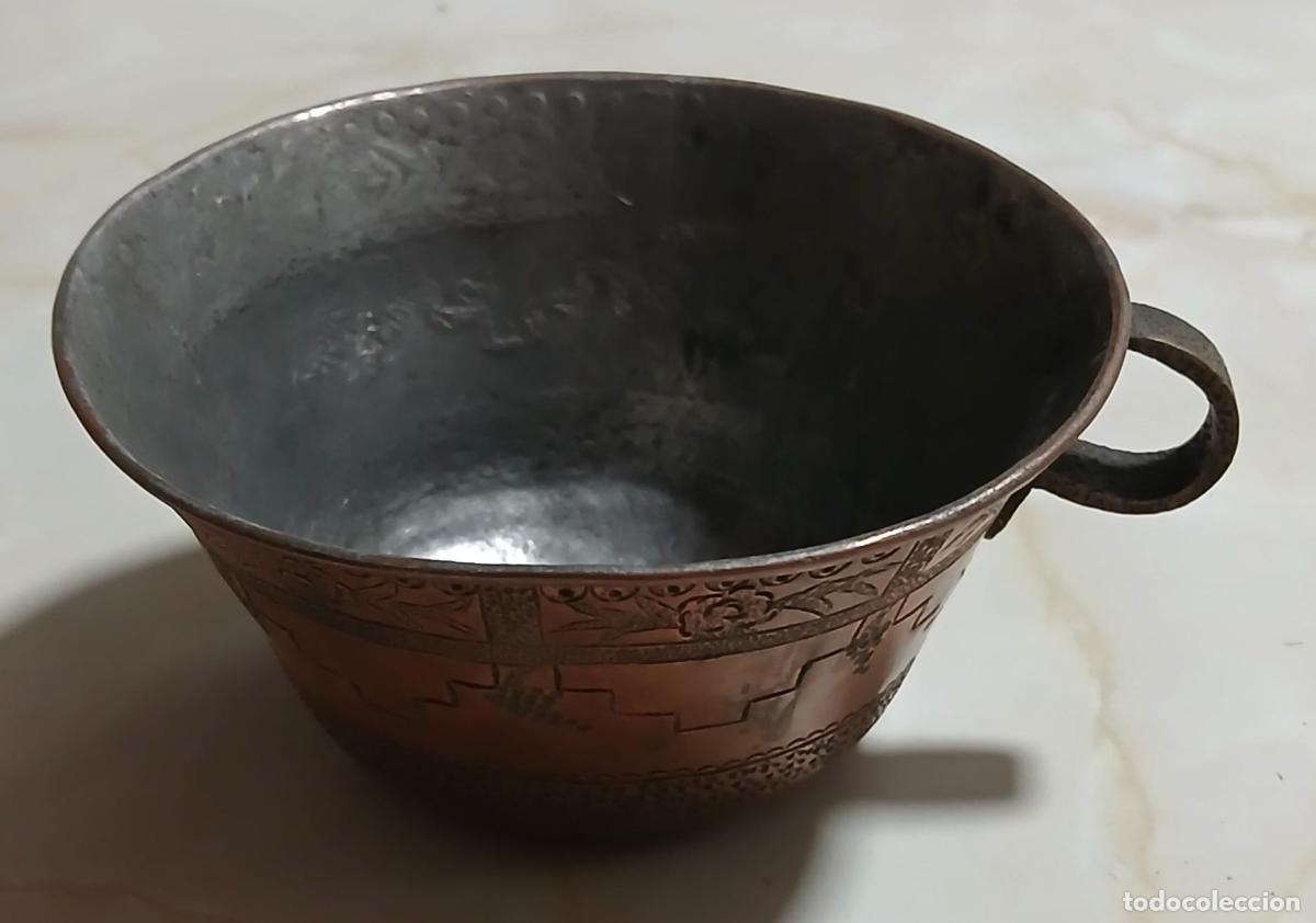 Antig&uuml;edades: Especie de taza de cobre. Decorada con motivos geom&eacute;tricos y vegetales. 11,5 cm. x 6,5 cm.