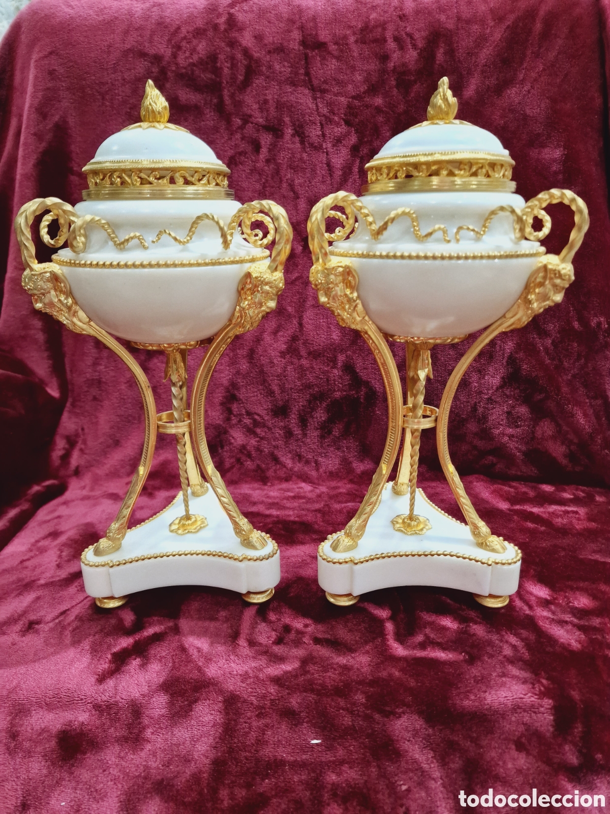 Oggetti Antichi: PAREJA DE CASSOLETTES EN MARMOL BLANCO Y BRONCE DORADO, CIRCA 1800