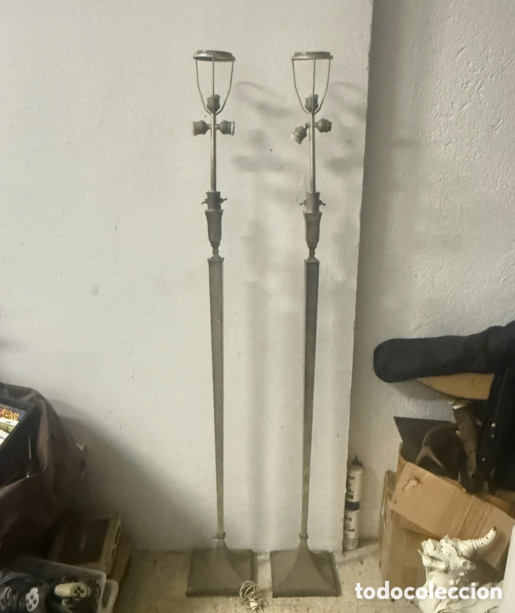 Antig&uuml;edades: Pareja de l&aacute;mparas de pie modernistas Art Nouveau en bronce plateado &ndash; Dise&ntilde;o neocl&aacute;sico geom&eacute;trico.