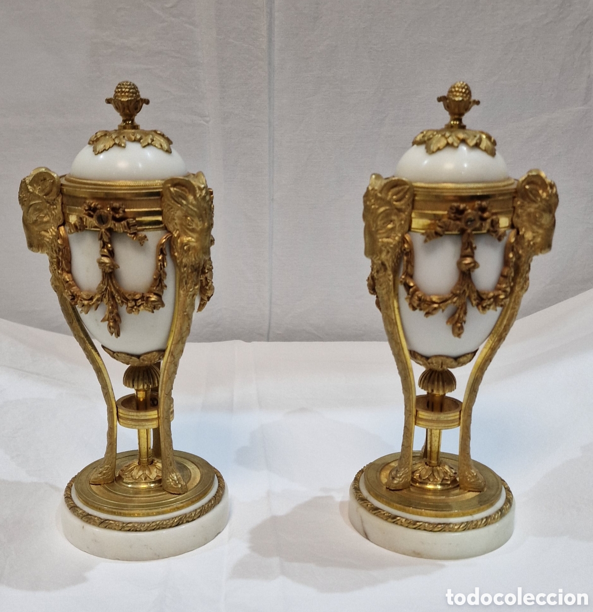 Oggetti Antichi: PAREJA DE CASSOLETTES EN M&Aacute;RMOL BLANCO Y BRONCE DORADO AL MERCURIO, SIGLO XIX