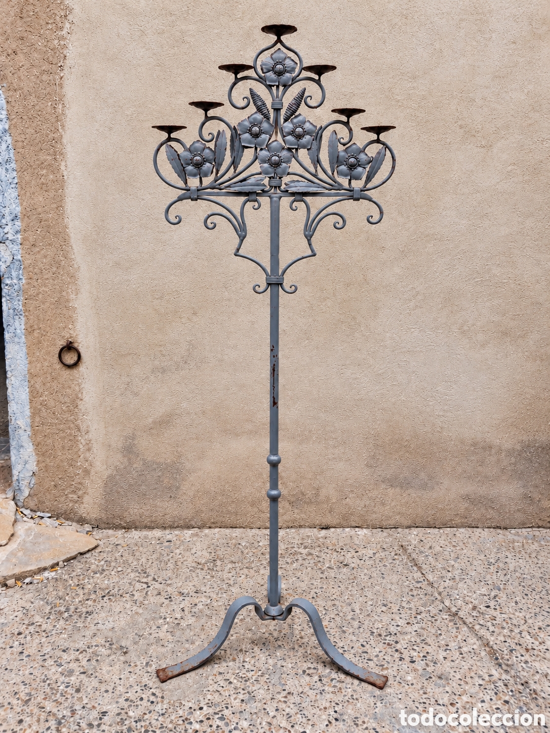 Antig&uuml;edades: Antiguo candelabro de pie de forja art&iacute;stica catalana, decoraci&oacute;n floral modernista, para 7 velas &ndash;