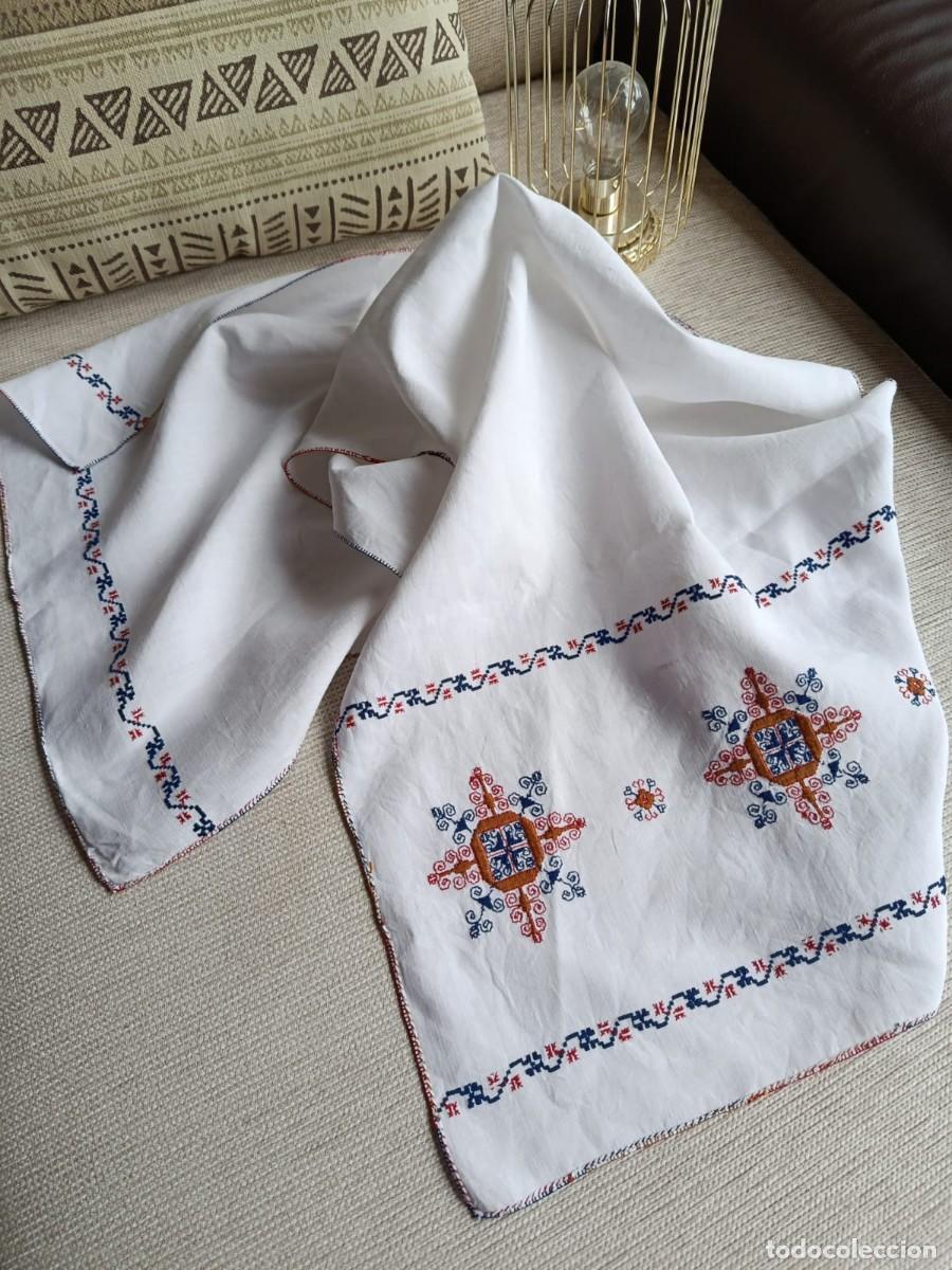 Antiquit&auml;ten: Pieza antigua bordada a mano estilo Lagartera azul y rojo