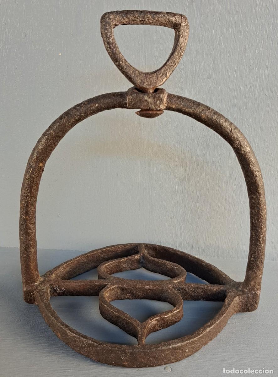 Antiquit&auml;ten: Estribo de hierro forjado siglo XVIII. Pieza antigua de caballer&iacute;a