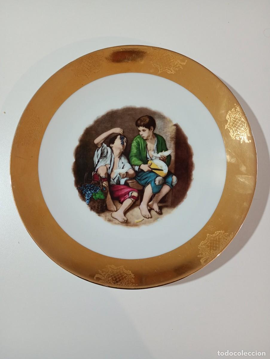 Antig&uuml;edades: Plato vintage decorativo Janbo en porcelana con pintura de Murillo borde oro 25 cm