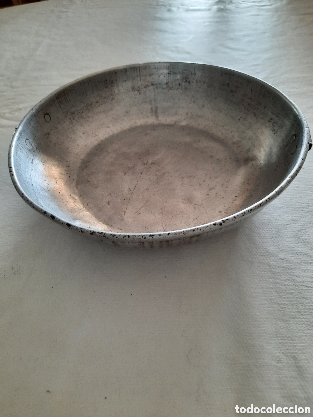 Antig&uuml;edades: Antigua cazuela o plato de aluminio de 22,5 cm de di&aacute;metro