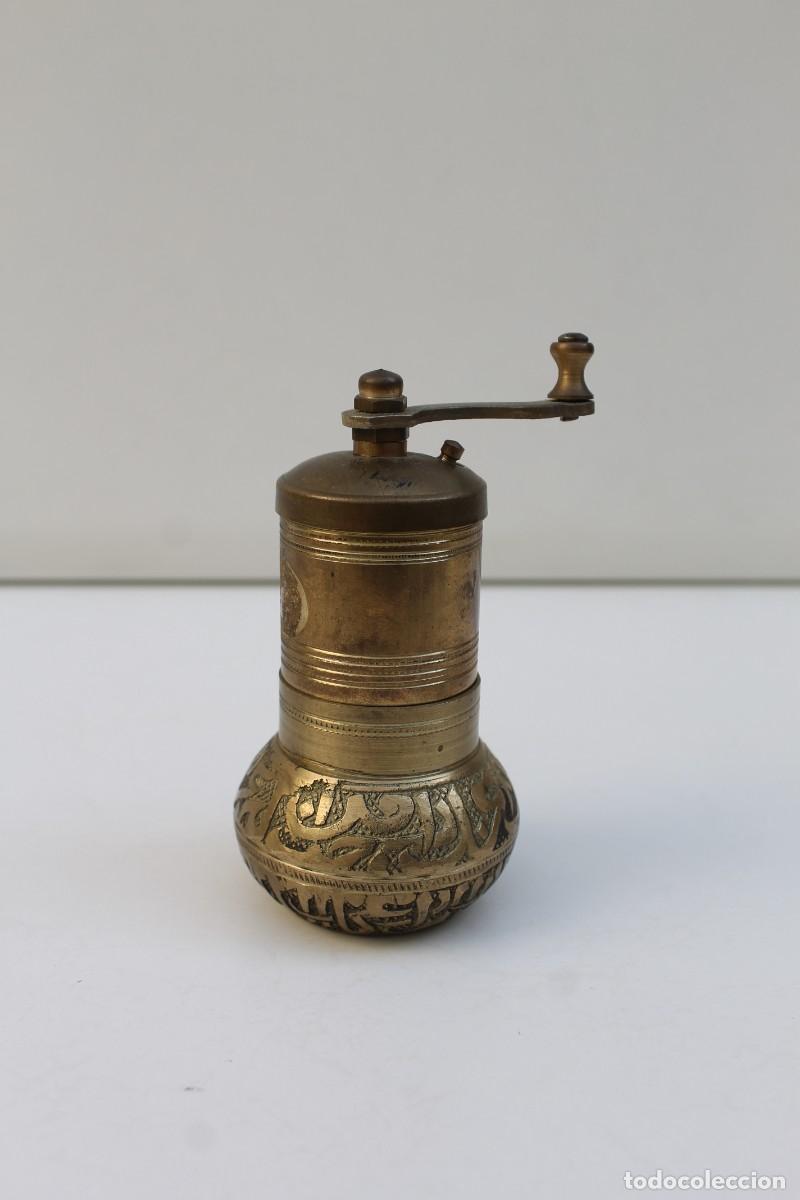 Antig&uuml;edades: MOLINILLO DE PIMIENTA DE BRONCE