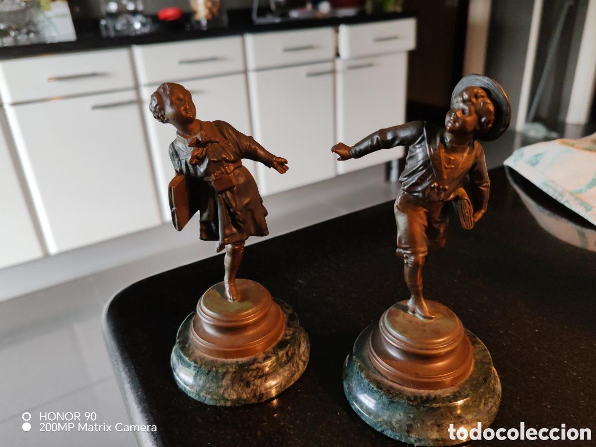 Antig&uuml;edades: Pareja de ni&ntilde;os en bronce y base de m&aacute;rmol