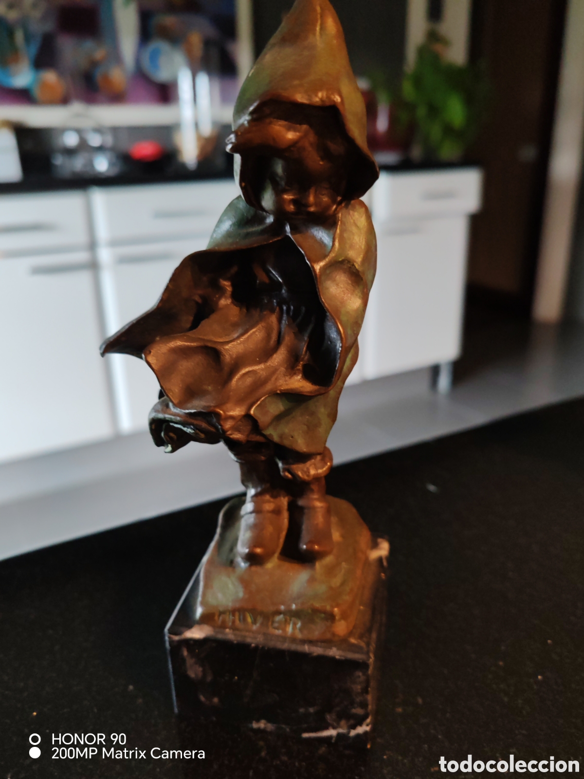Antiguidades: Ni&ntilde;a con capucha bronce y base marmol
