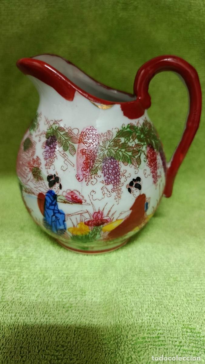 Antig&uuml;edades: Jarrita lechera porcelana japonesa geishas y glicinias, marca roja, 12 cm