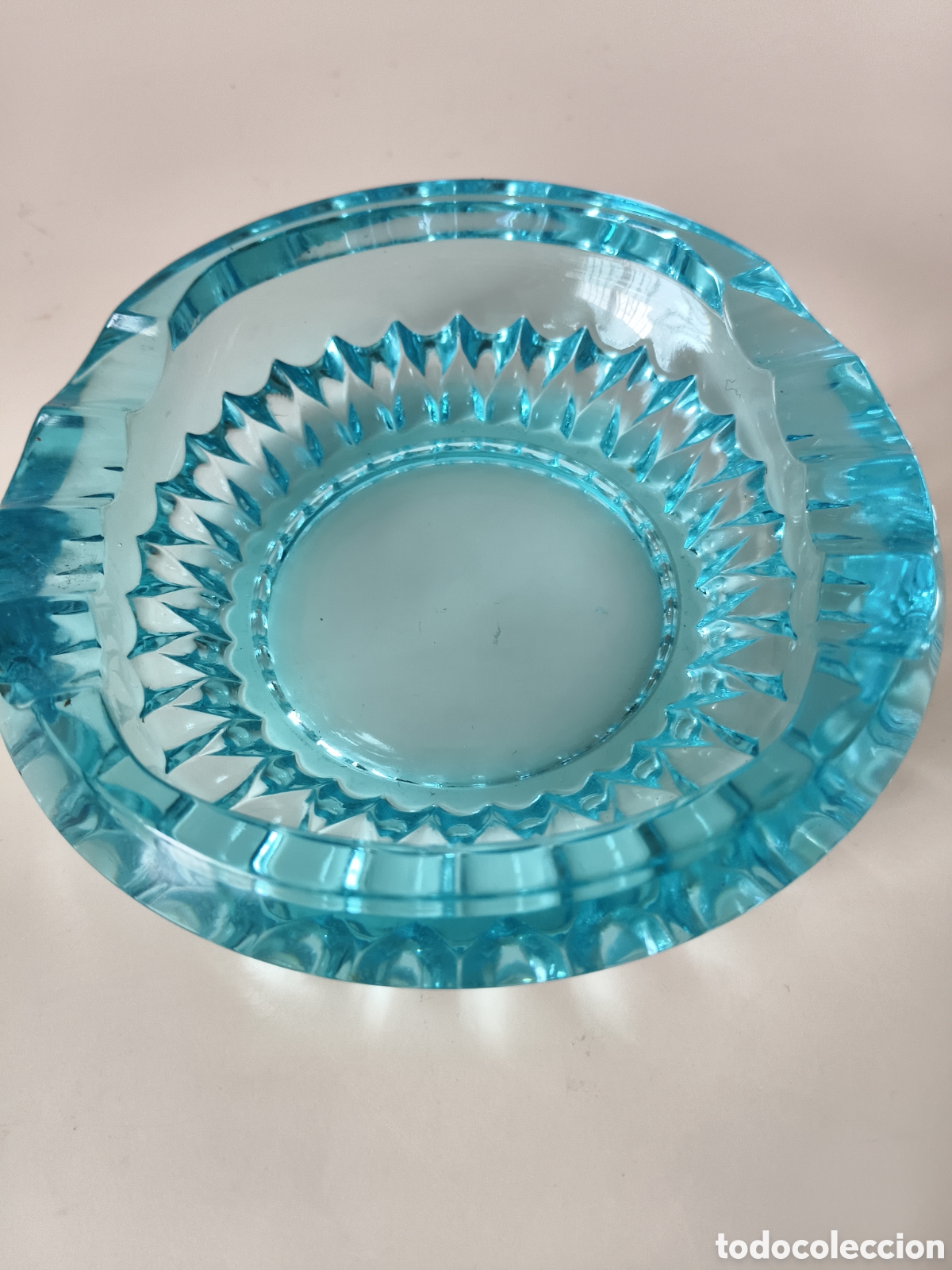 Antiquit&eacute;s: Antiguo cenicero azul de cristal tallado checo