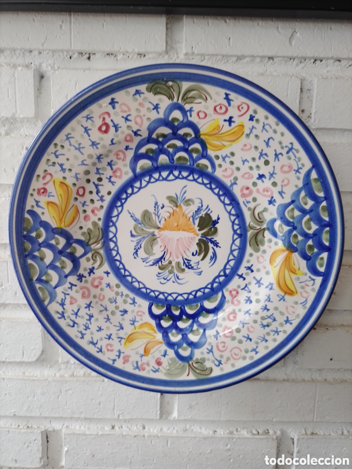 Oggetti Antichi: Plato cer&aacute;mica firmado &rdquo;BM&rdquo; - 31cm.