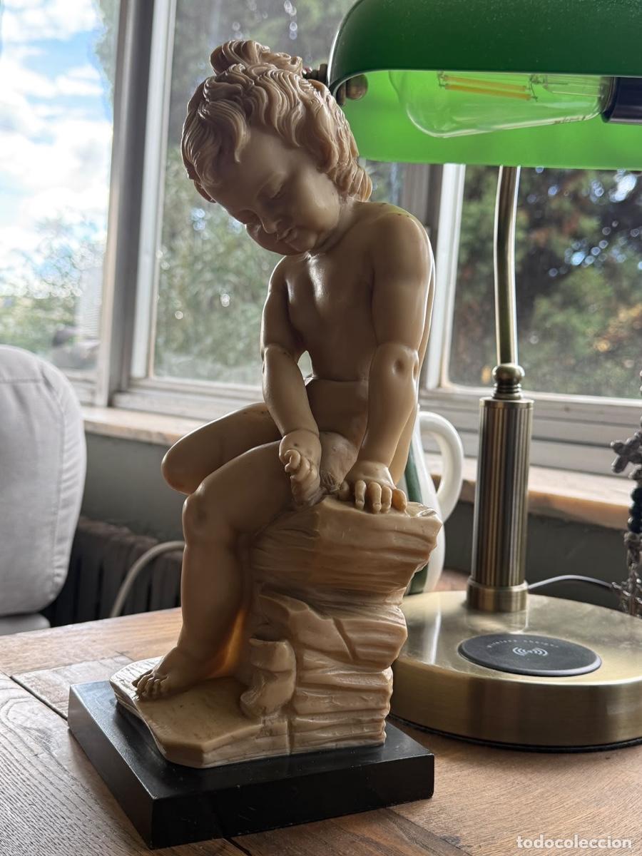 Antiquit&eacute;s: Escultura cl&aacute;sica de ni&ntilde;o sentado en roca &ndash; Figura de resina de 30 cm