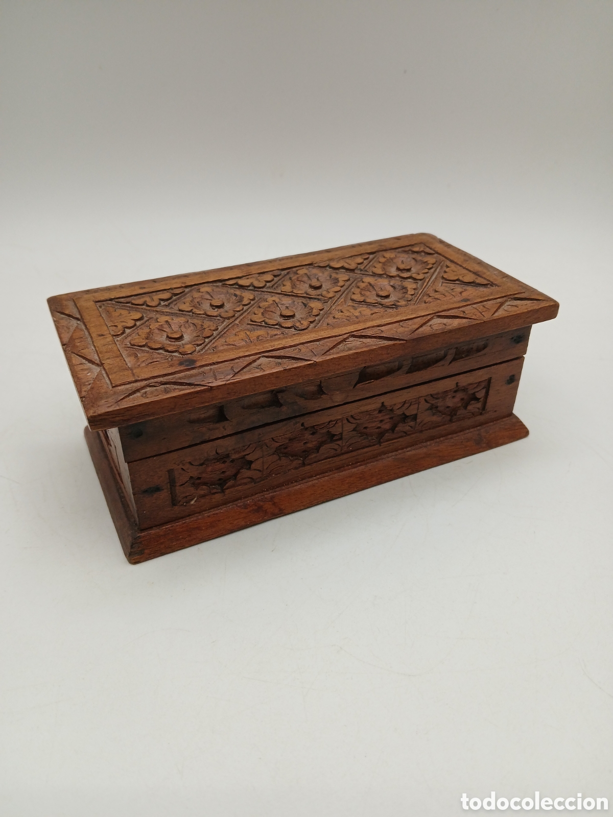 Antig&uuml;edades: Caja joyero madera tallada