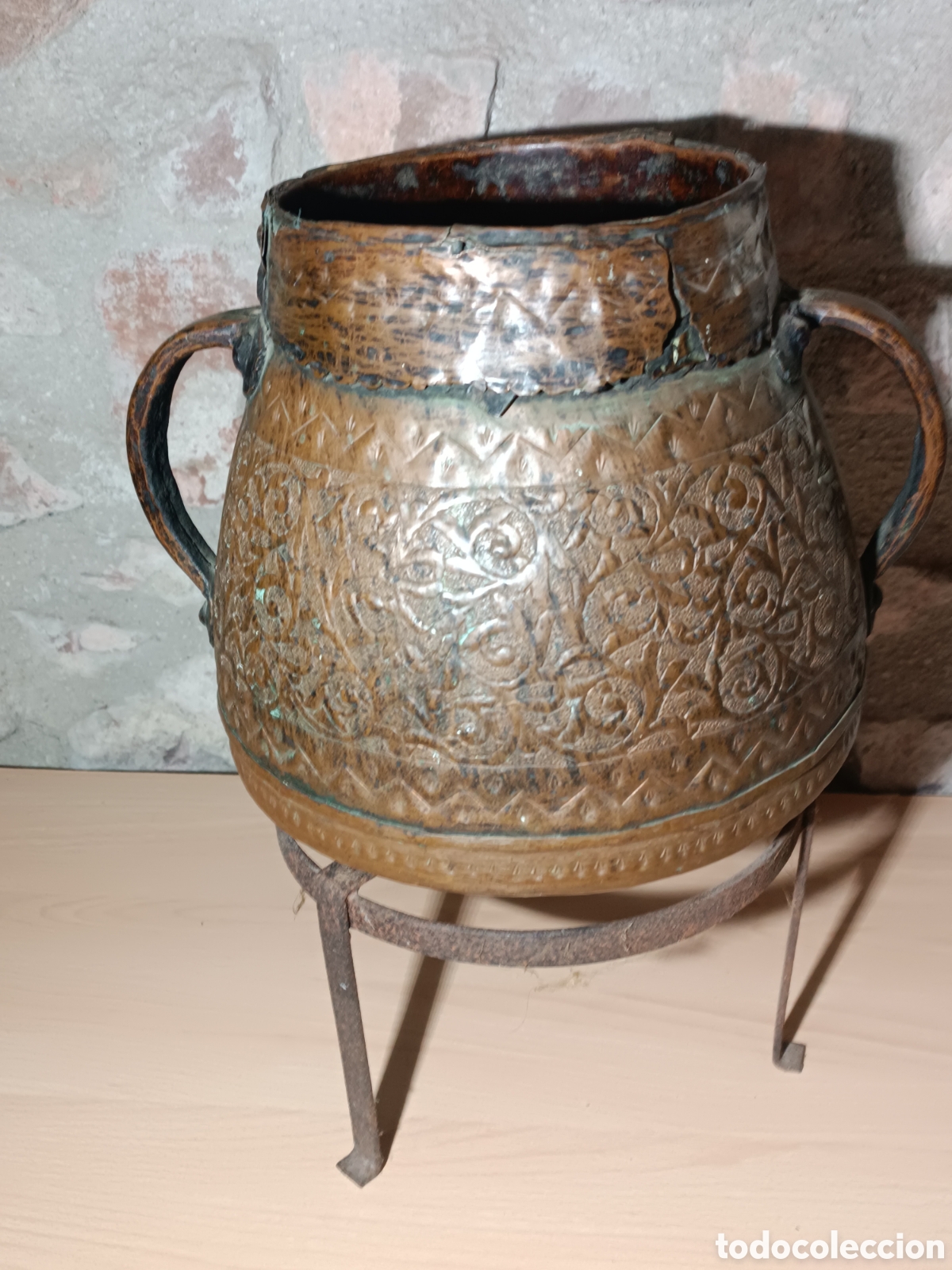 Antiques: Caldero de cobre con dise&ntilde;o artesanal y acabado texturizado. Presenta un estilo r&uacute;stico y atemporal.