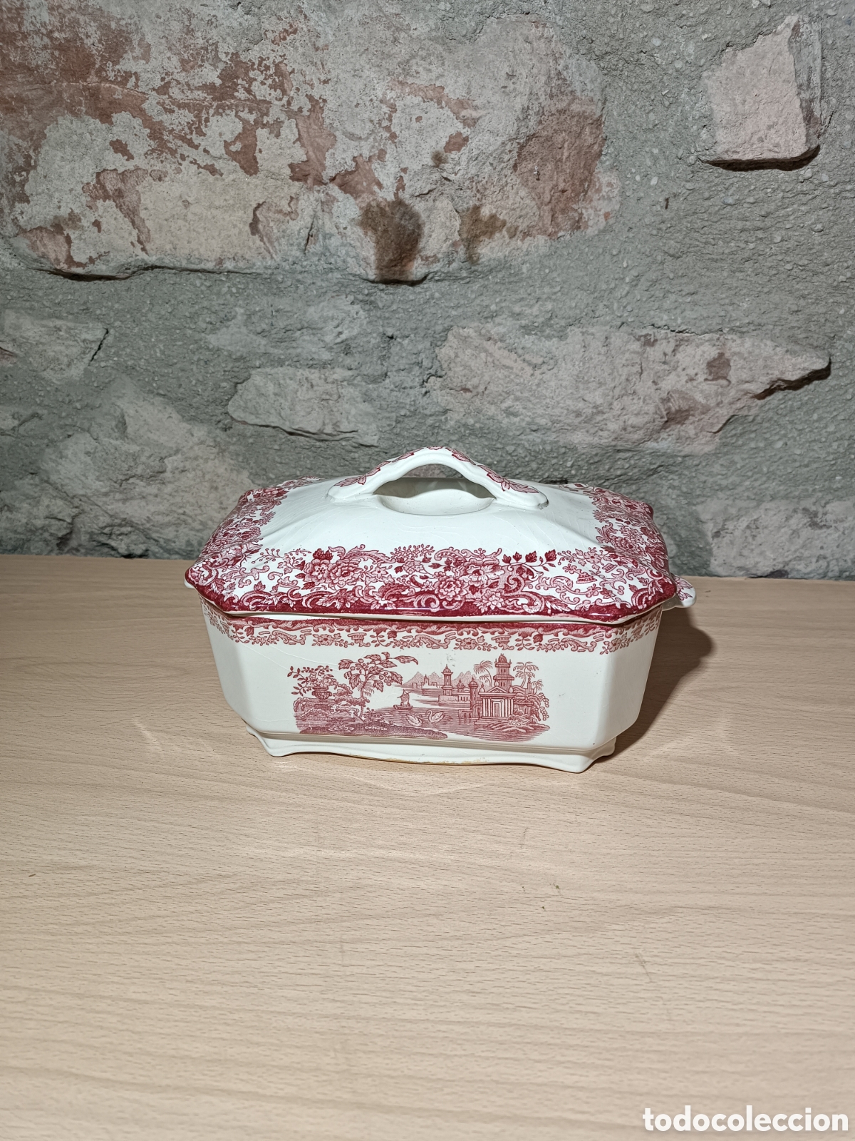 Antiques: Galletera de cer&aacute;mica de La Cartuja de Sevilla con un dise&ntilde;o cl&aacute;sico y atemporal.