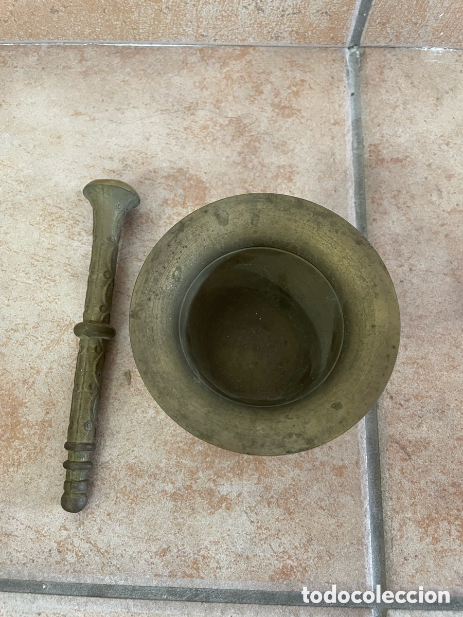 Antig&uuml;edades: Almirez de bronce con mano - Foto 2