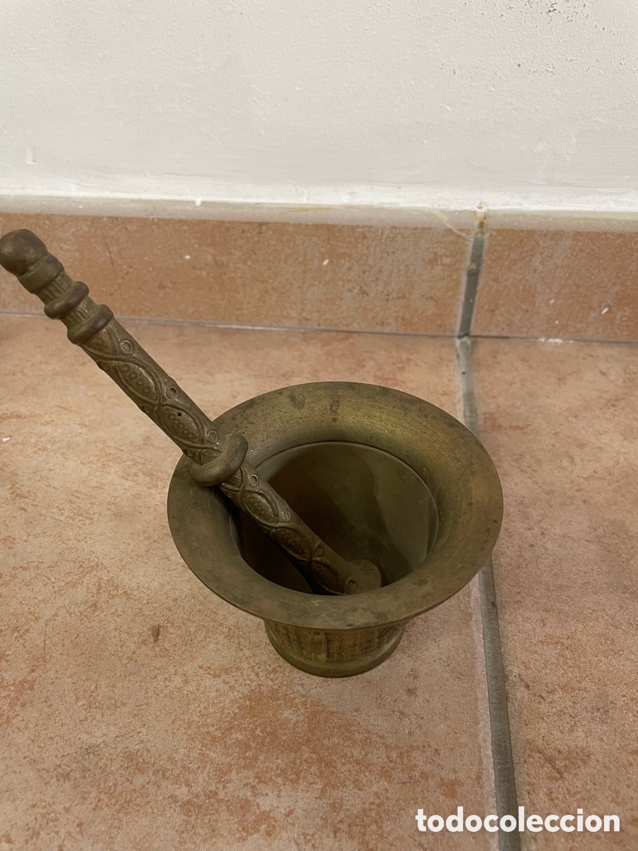 Antig&uuml;edades: Almirez de bronce con mano - Foto 1