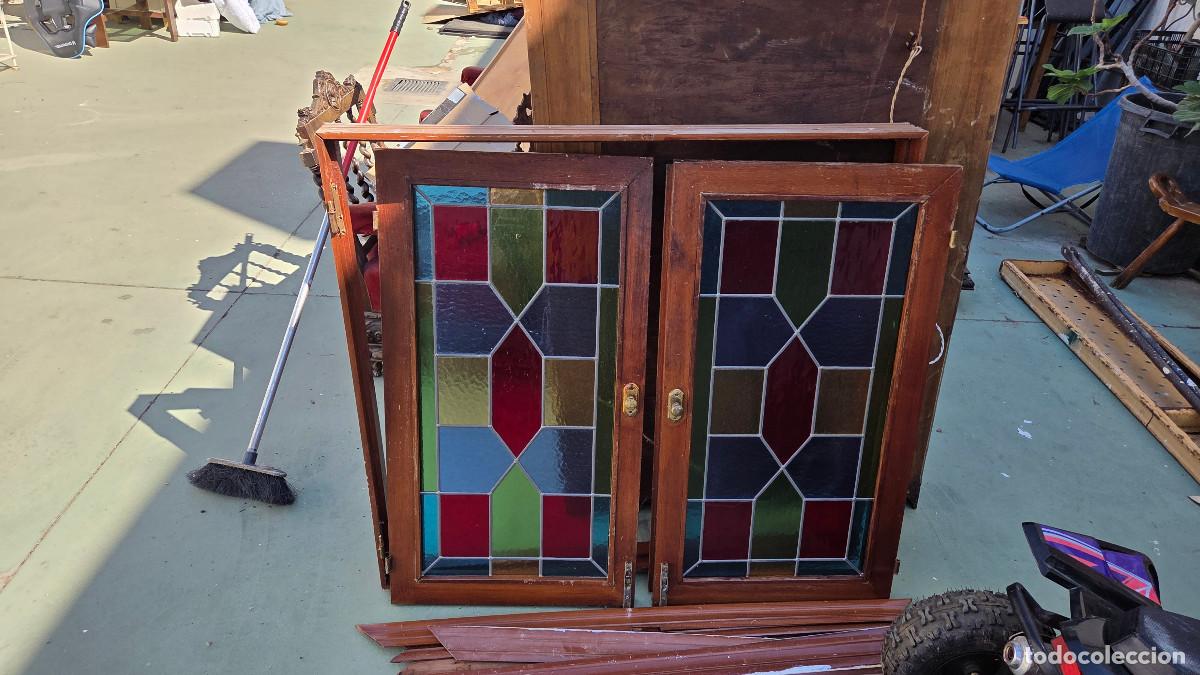 Antiquit&eacute;s: ventana de madera con vidriera aplomada