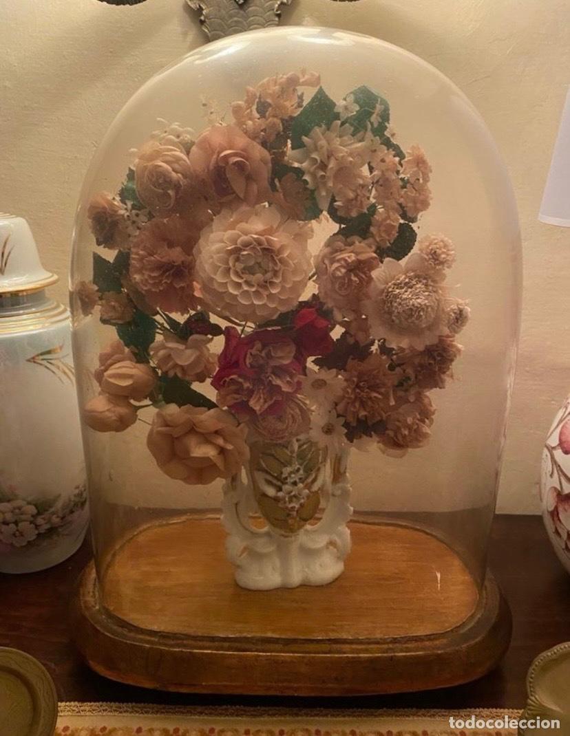 Antig&uuml;edades: Fanal de cristal antiguo con flores de tela S. XIX