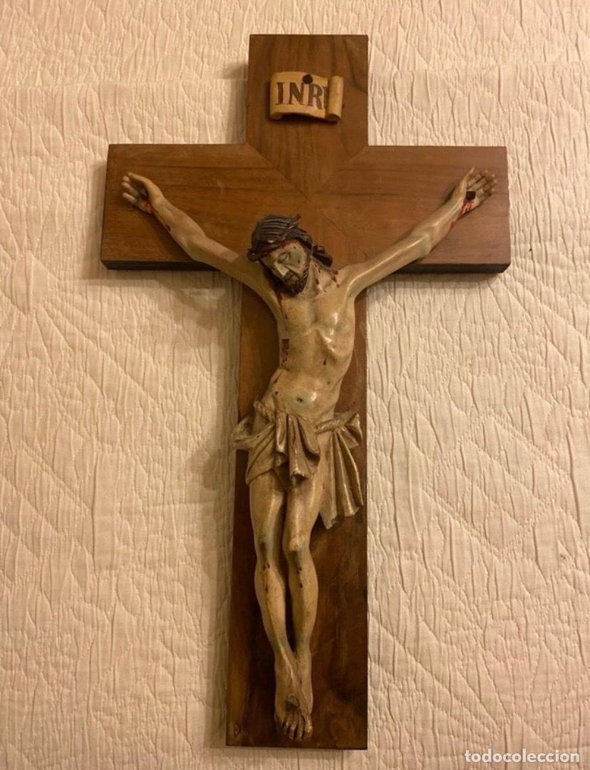 Antig&uuml;edades: Benditera y crucifijo antiguo de pared. Base de madera tapizada en terciopelo rojo con Cristo y pila