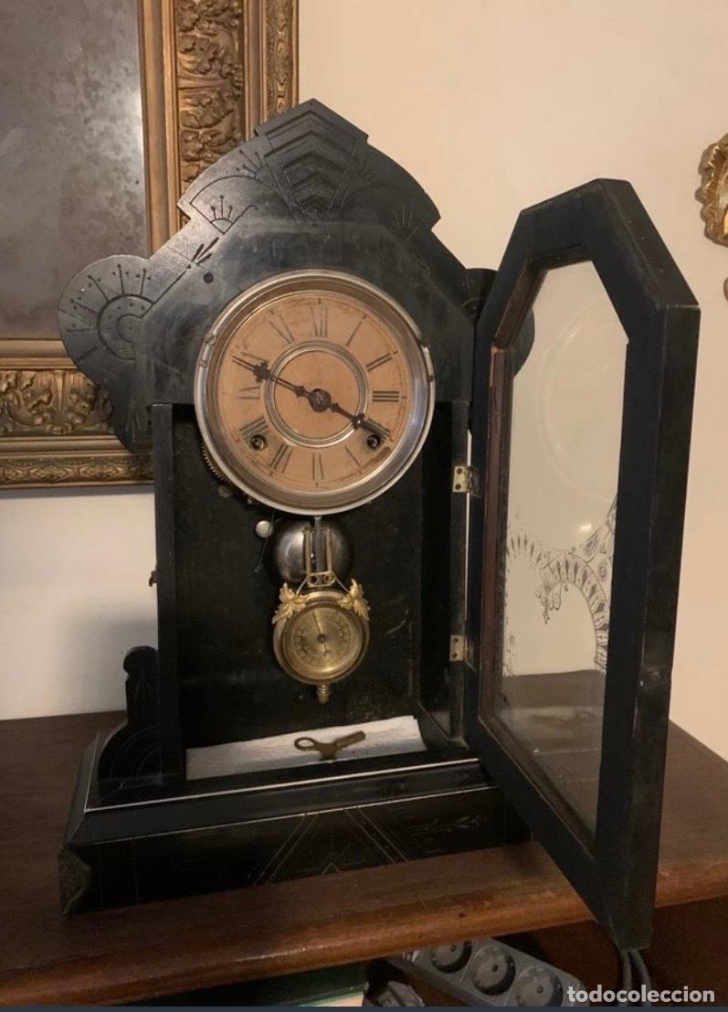 Antig&uuml;edades: Reloj antiguo Gilbert Clock Co. con p&eacute;ndulo - Foto 2