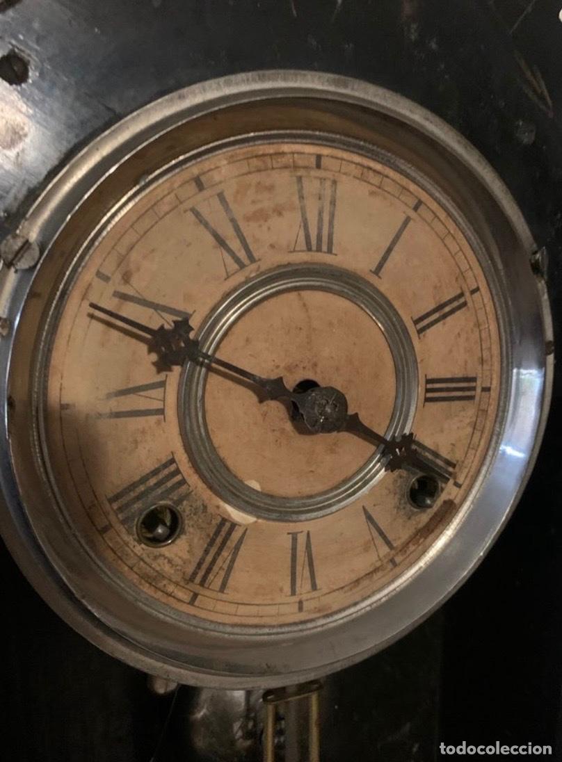 Antig&uuml;edades: Reloj antiguo Gilbert Clock Co. con p&eacute;ndulo - Foto 4