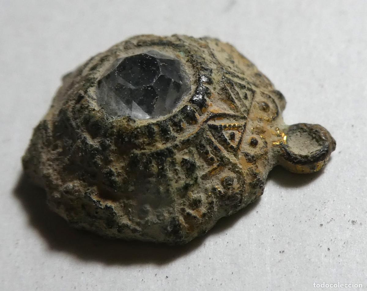 Antig&uuml;edades: Antiguo colgante chapado con un cristal en el centro