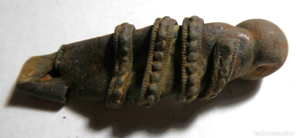 Antig&uuml;edades: Antigua pieza a identificar, mide 4 cm