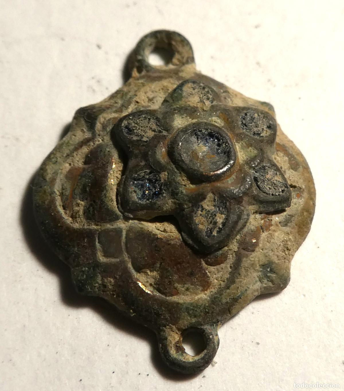 Antig&uuml;edades: Antiguo colgante chapado conserva algo del dorado