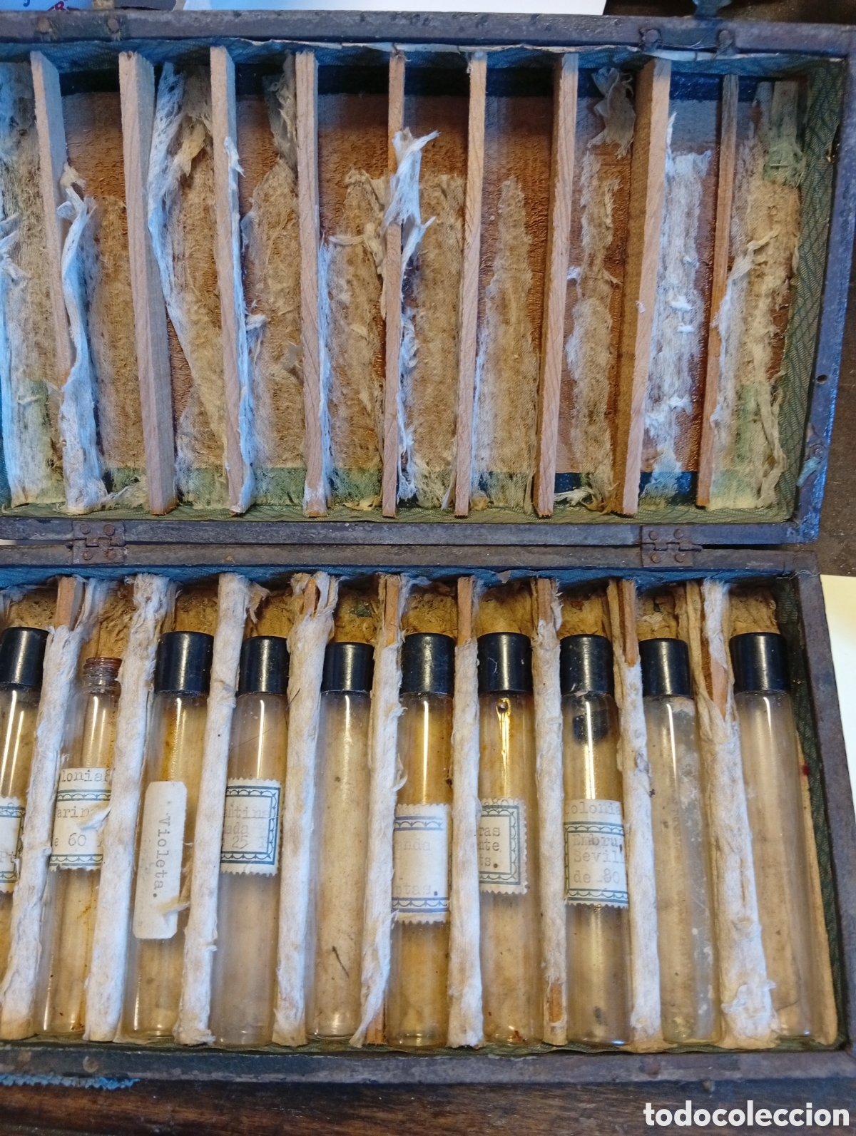 Antig&uuml;edades: Muy antiguo estuche siglo XIX Para el trasporte de muestras de perfumes en tubos de vidrio cristal