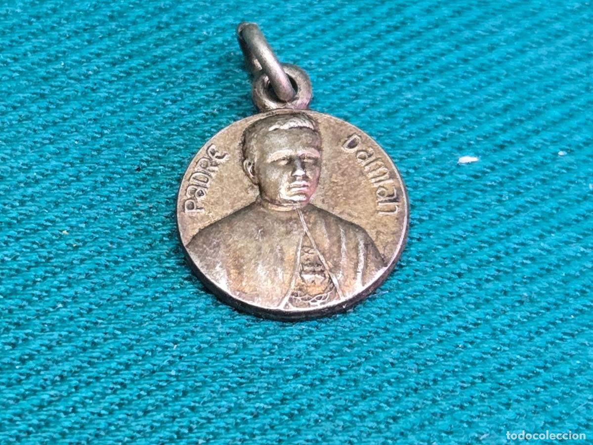 Antig&uuml;edades: MEDALLA RELIGIOSA CON RELIQUIA PADRE DAMIAN , 12 MM