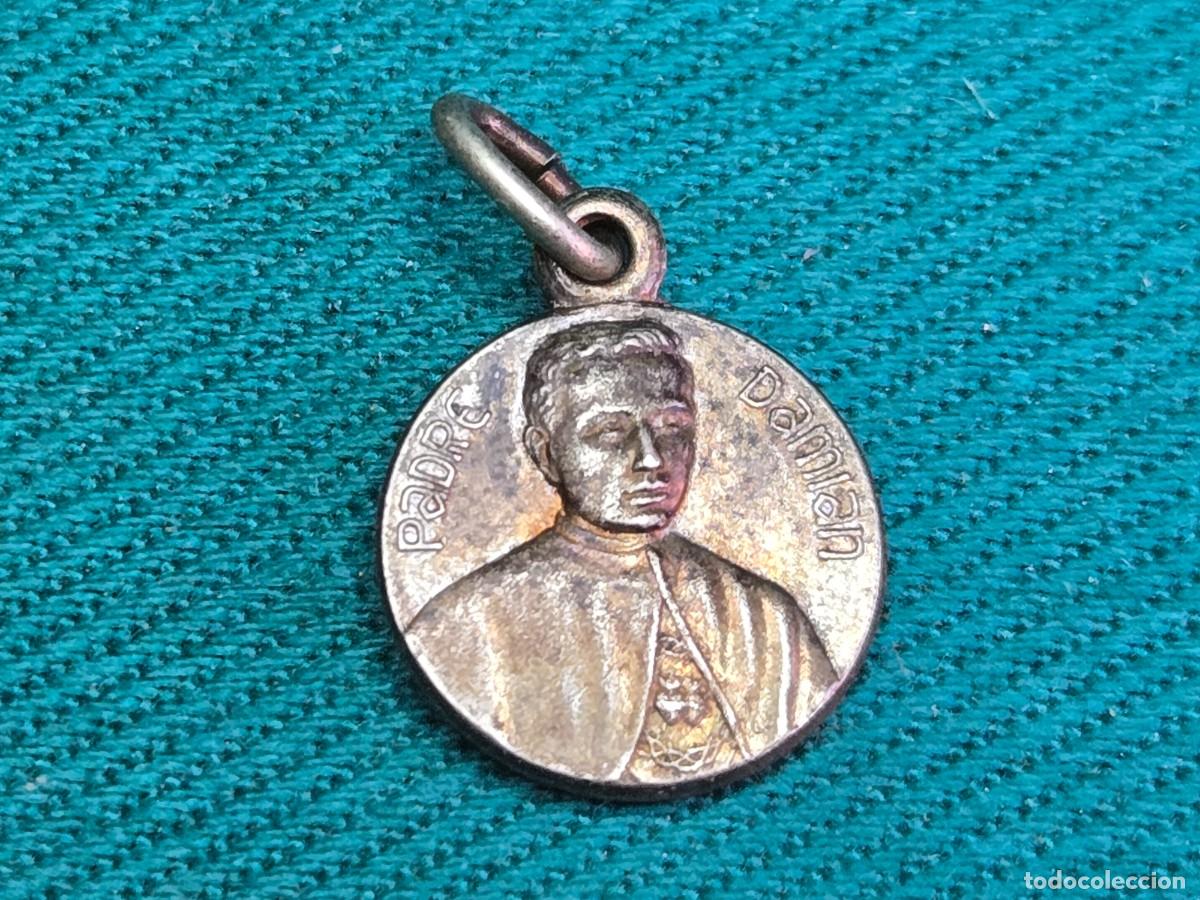 Antig&uuml;edades: MEDALLA RELIGIOSA CON RELIQUIA PADRE DAMIAN , 12 MM