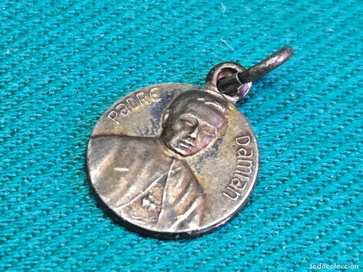 Antig&uuml;edades: MEDALLA RELIGIOSA CON RELIQUIA PADRE DAMIAN , 12 MM