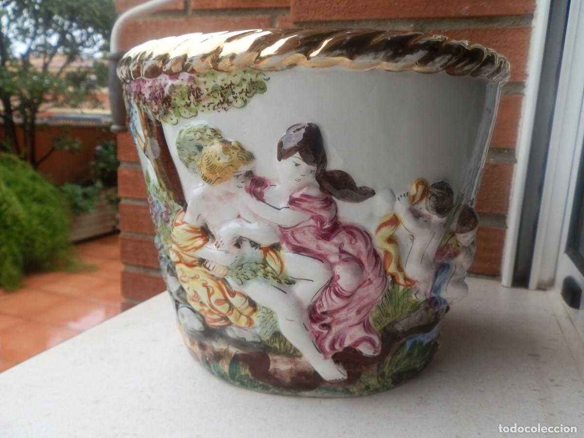 Antiguidades: Macetero de porcelana Keramos R. Capodimonte esmaltado, vidriado, pintado a mano y numerado 1502..