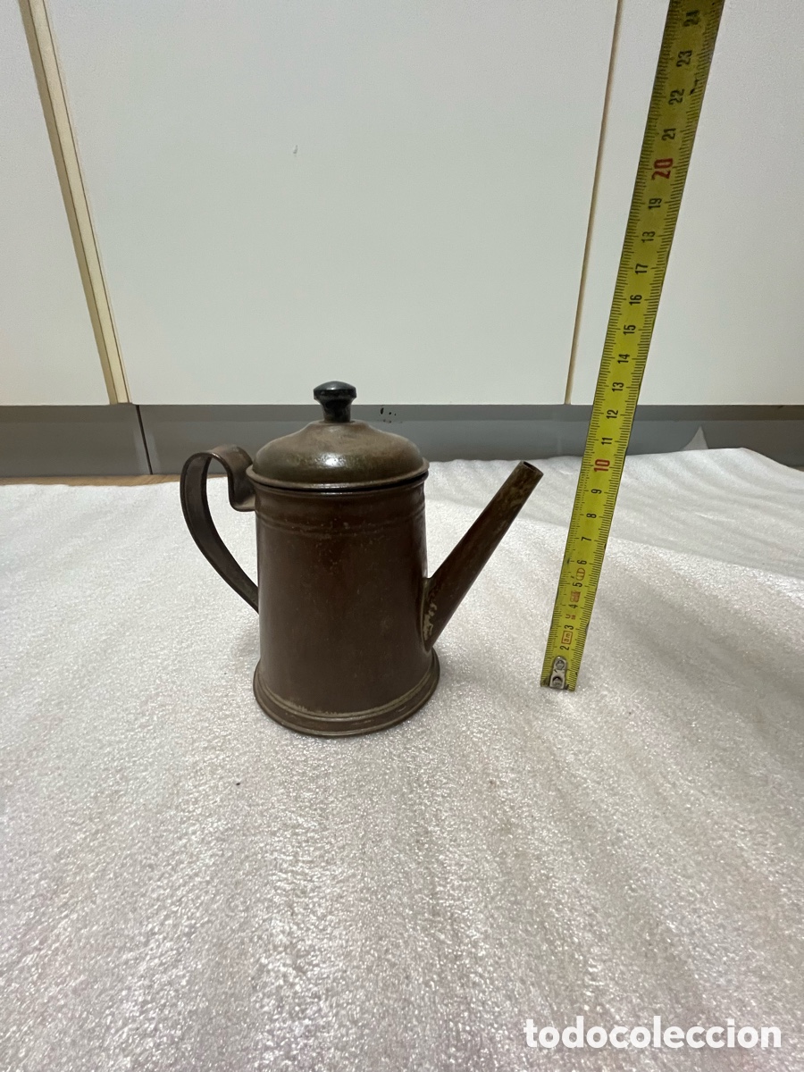 Antiguidades: Aceitera antigua de hojalata con tapa
