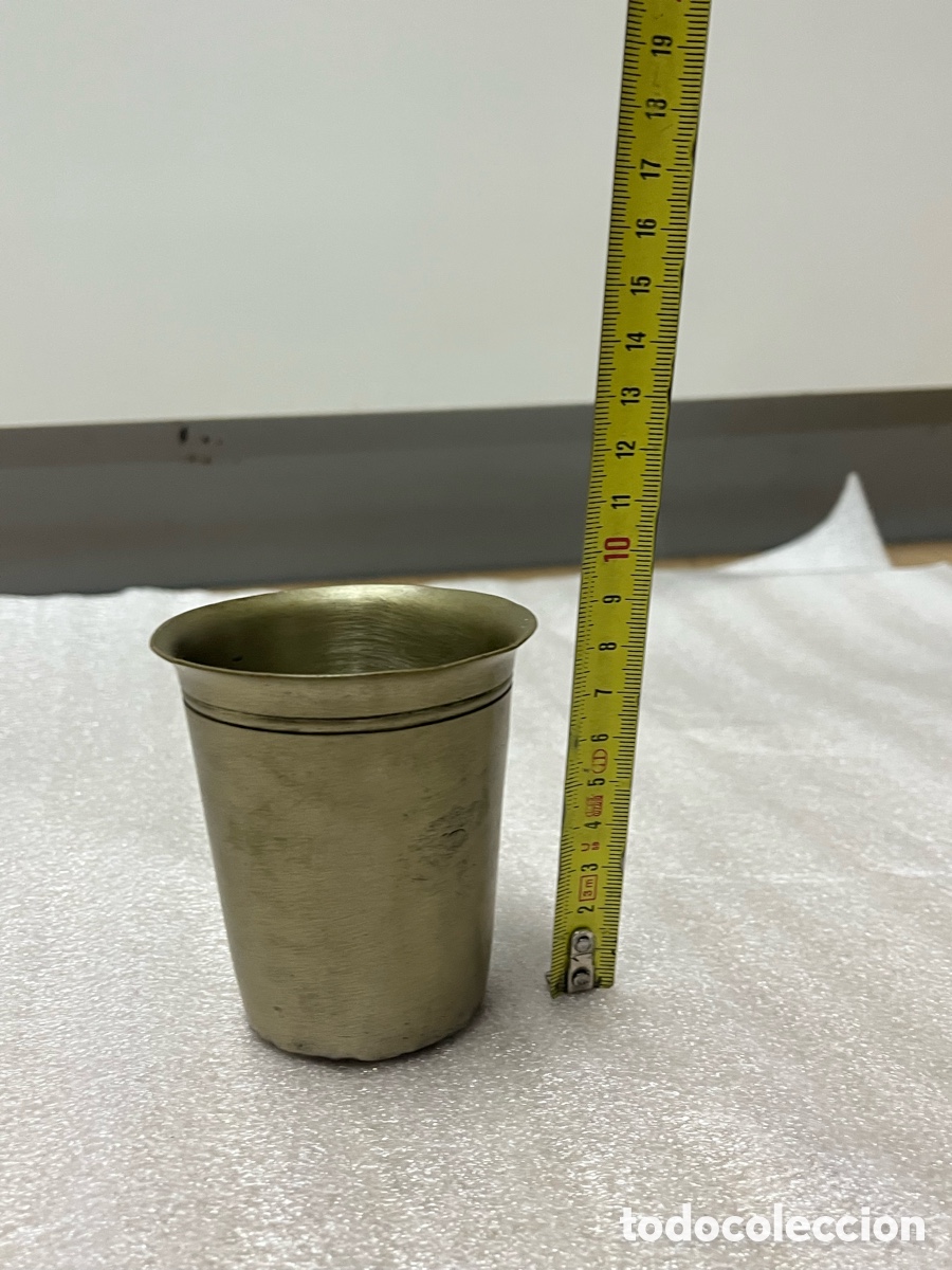 Antig&uuml;edades: Vaso met&aacute;lico antiguo con marcas en la base - Foto 2